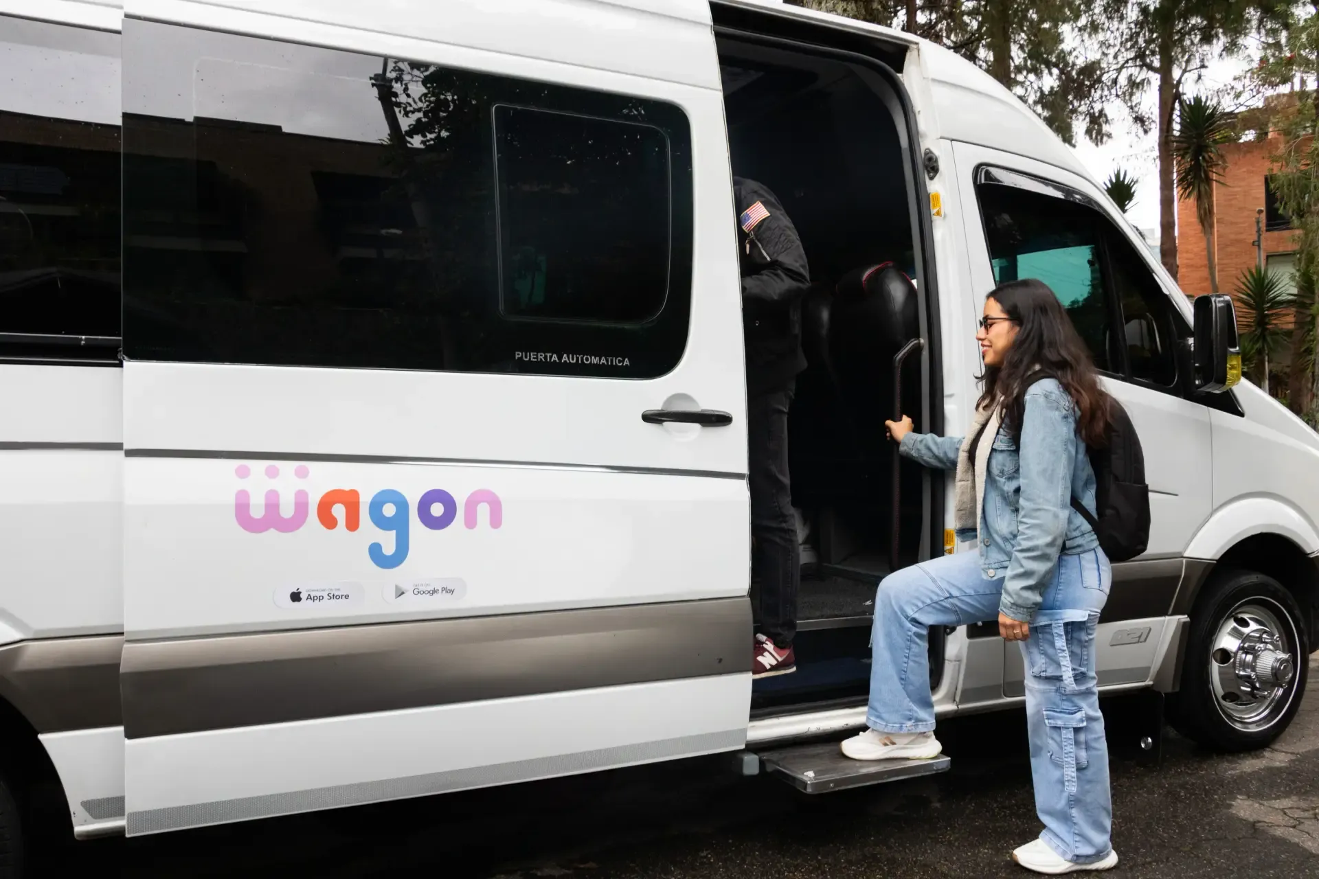 Equipo de personas viajando