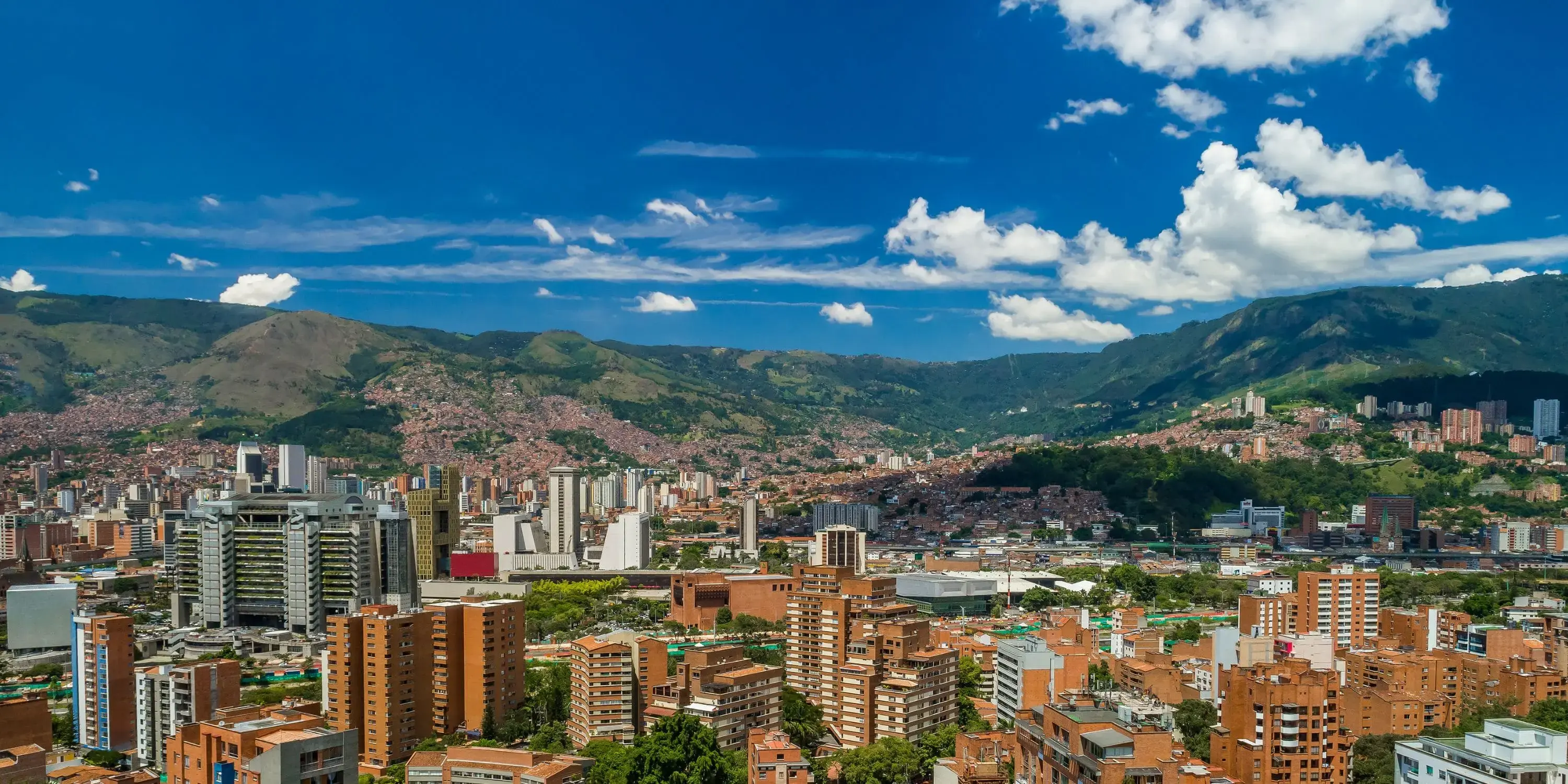 Transporte al aeropuerto José María Córdova en Medellín para tu grupo